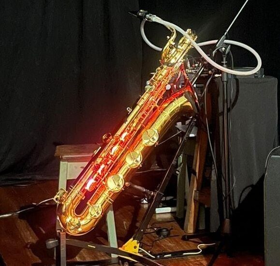 “Personas trabajando”: Una performance sonora, visual y corporal