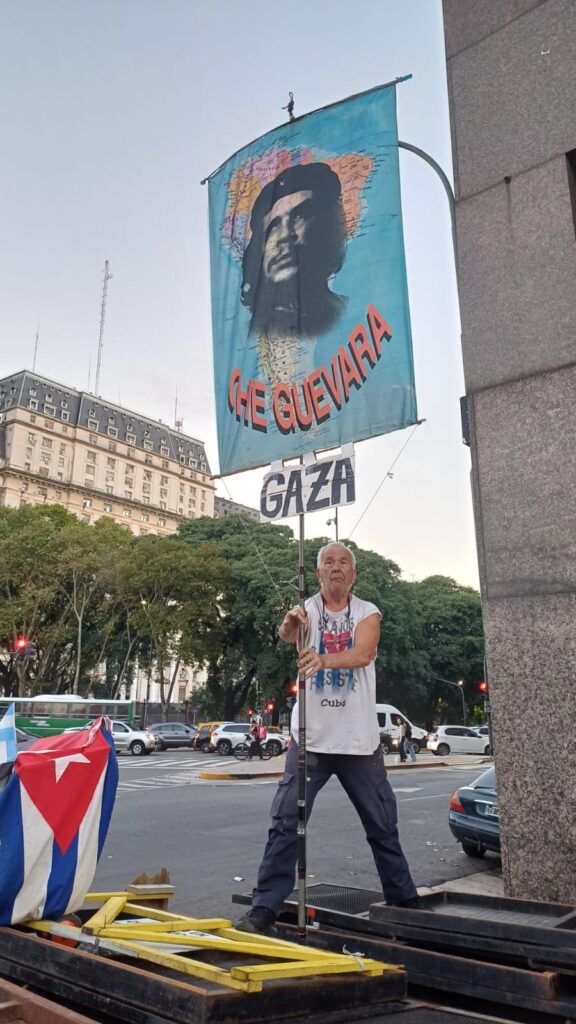 Jubilado marcha por Gaza y con el Che